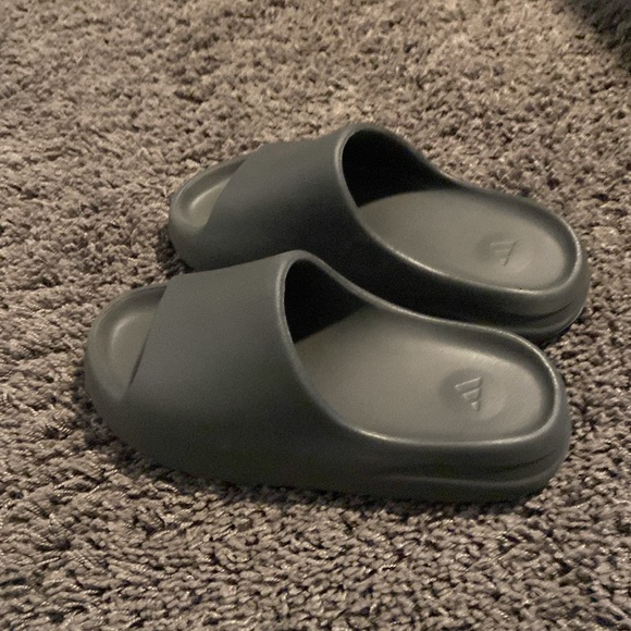 Yeezy slides main image 4